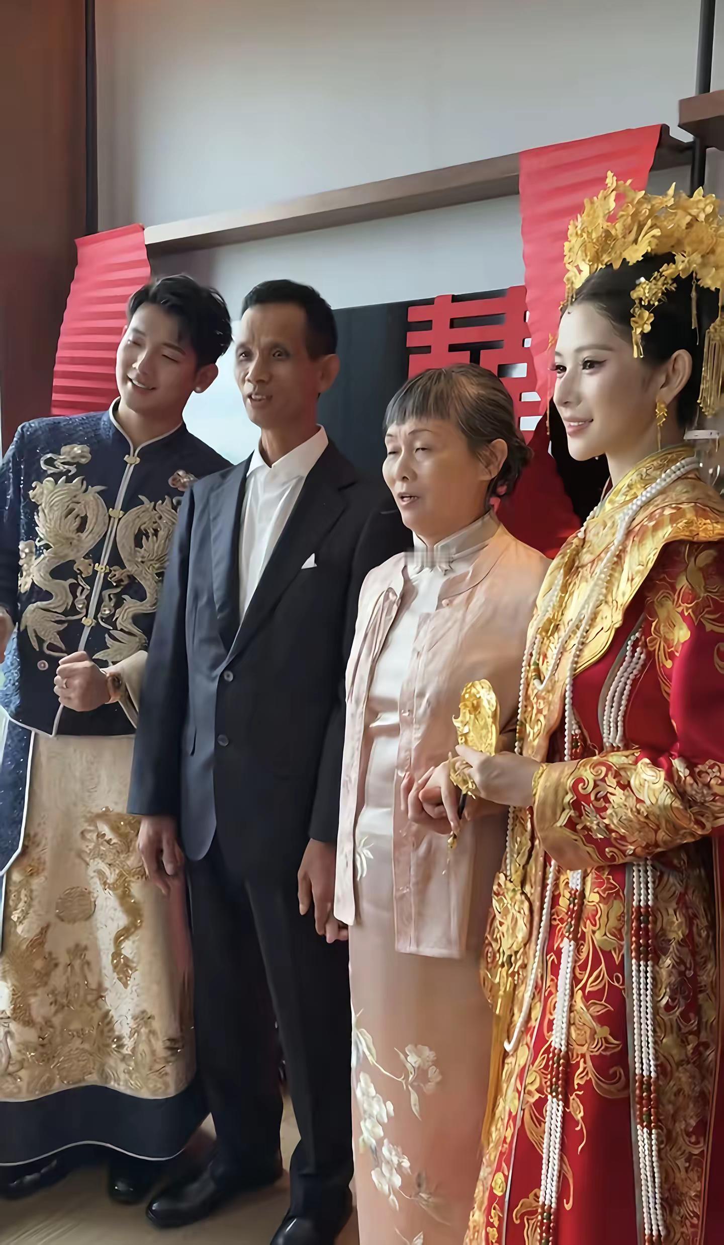 梅尼耶～他父母老实农村人要有多善良才能生出如此优秀又帅多金的儿子👍他们的结婚像拍剧一样霸道总裁大婚🤭