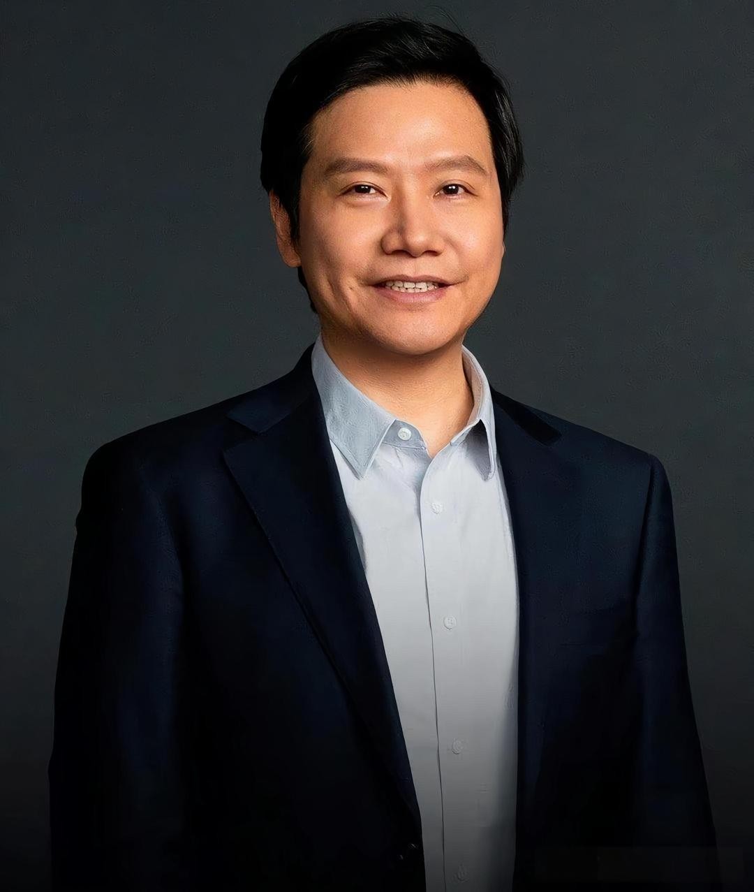 雷军最初给公司起名“红星”。工商局说不行，和二锅头重了。
一个做手机的公司，差点栽在一瓶白酒手里。这还没完。后面还有一串备选名字：玄德，千奇，红辣椒。你听听，这像什么？像开国皇帝，像路边摊，像湘菜馆。就是不像一个科技公司。
雷军在这些名字里转了一圈，有人提了句“白米饭”，他想起“佛观一粒米，大如须弥