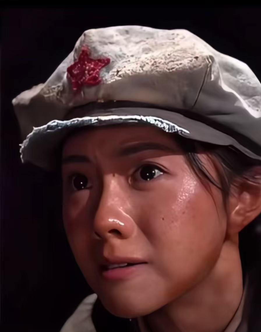 刘浩存2026年5月《主角》播出时被批“眼神空洞”，五个月后站在央视舞台上，脸上糊着泥，手里攥着半截树皮，念了十分钟日记。弹幕里刷了六年的质疑，在那十分钟里停了几秒。
被剪出来的“资源咖”
2021年央视电影频道那支专访，主持人问她觉得自己算有天赋吗，她回答“怎么不算呢，有啊”。这句话被单独剪出来，