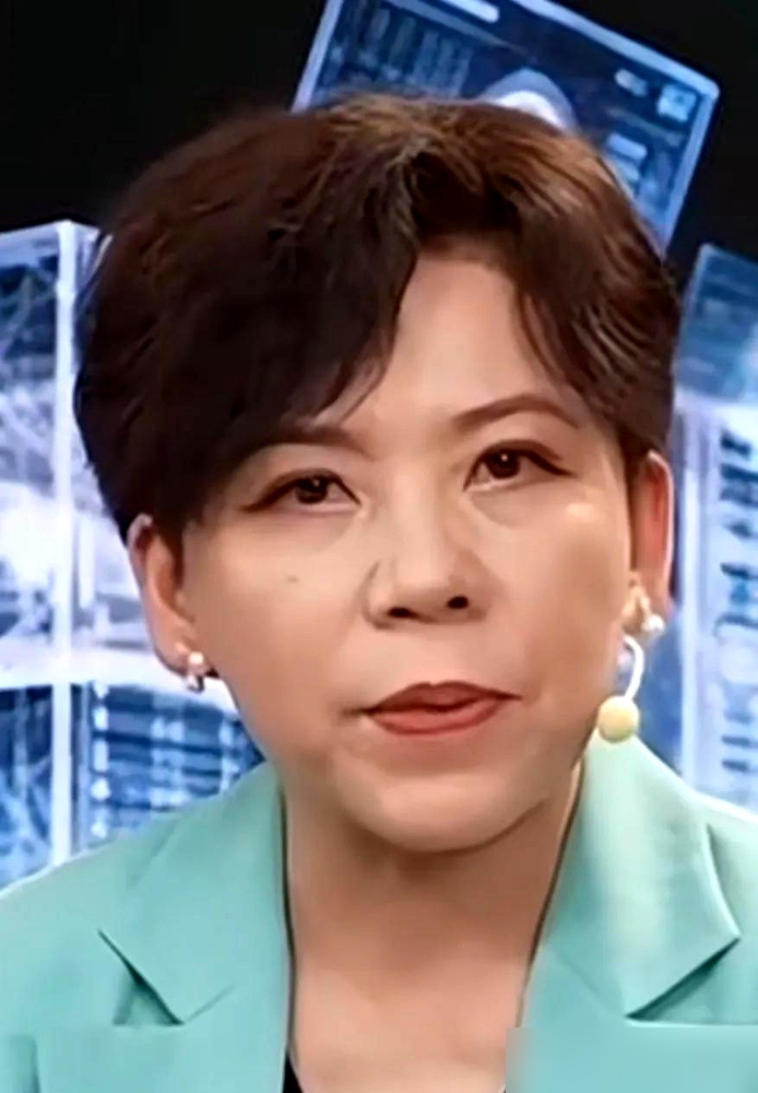 松岛辉空输球后说专注力只剩10%，邓亚萍一句话戳穿：这不叫累，这叫兴奋过了头。男团赢了国乒，日本队自己都没想到，情绪直接拉满，晚上躺床上脑子还在转，觉都睡不着。第二天上场，腿是软的，反应是钝的，求胜欲被榨干了。邓亚萍说得更直白：老将跟小孩的区别就在收放自如，高兴不能过夜，得立马熄火睡觉，连在体育馆里