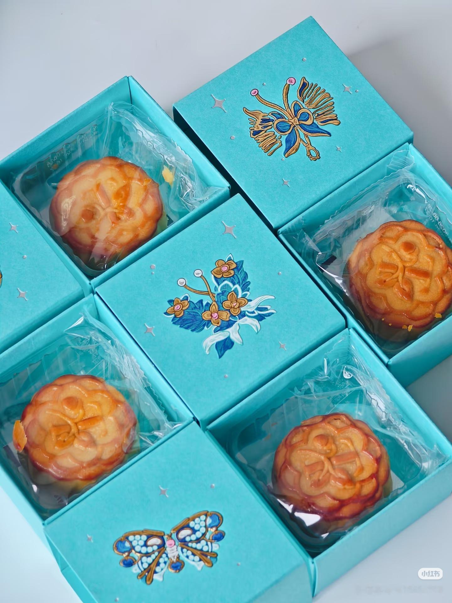 Tiffany月饼事件，时间线上刷到了好多次。

就是没人贴月饼照片。

于是动了动发财的小手去搜了一下，发现这哪里是月饼的事，应该就是茶壶的事。

收过知乎、今日头条、MCN的中秋礼盒，月饼只是添头，重头戏是月饼之外的东西。知乎的……咳，忘了……

今日头条的是一对金边六角锤纹玻璃杯+黑金刀叉。
 ​