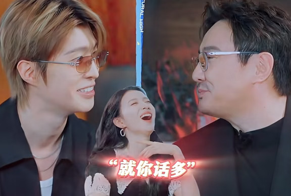《现在就出发4》开播在即，沈腾和范丞丞依然热衷于互怼，不愧是“对抗路兄弟”！
	
王楚然顶替金晨，录制首期节目时，自我介绍说：“认识前是哑巴，认识后是喇叭！”
	
沈腾看到这句话，自我调侃道：“跟我有点像！”
	
旁边的范丞丞，皱着眉忍不住吐槽：“你是认识前是喇叭，认识后也是喇叭！”
	
沈腾一脸无语的表情，怒视范丞丞。
	
范丞丞连忙转移话题：“楚然演过的剧，火的作品很多！”
	
王楚然追问：“您看过哪部啊？”
	
范丞丞佯装很熟：“就是跟张凌赫刚播的那个，上热搜了......”
	
沈腾已经看穿范丞丞的恭维之语：“我的好弟弟啊！你自己要是能拍一部，该有多好！”
	
范丞丞无力还击，只能“哈哈哈”爆笑着掩饰尴尬。
	
沈腾继续和王楚然聊天：“你和丞丞都是山东老乡......”
	
范丞丞追问王楚然：“你是山东哪儿？”
	
王楚然回答：“淄博”。
	
范丞丞故意用青岛话回应：“俺是青岛。”
	
沈腾再次抓住机会挑毛病：“咋地呢？啥意思？就是比淄博强，是吗？”
	
范丞丞当然不敢接这...