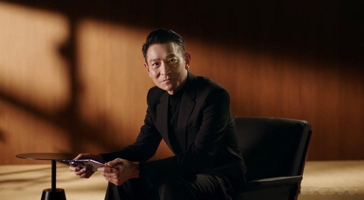 #刘德华手持华为新三折叠#身边不少朋友都定好了闹钟，就等着9月7日的发布会，刘德华手持新三折叠官宣，粉丝和数码玩家终于有共同的期待。#华为官宣刘德华出席9月7日发布会# ​