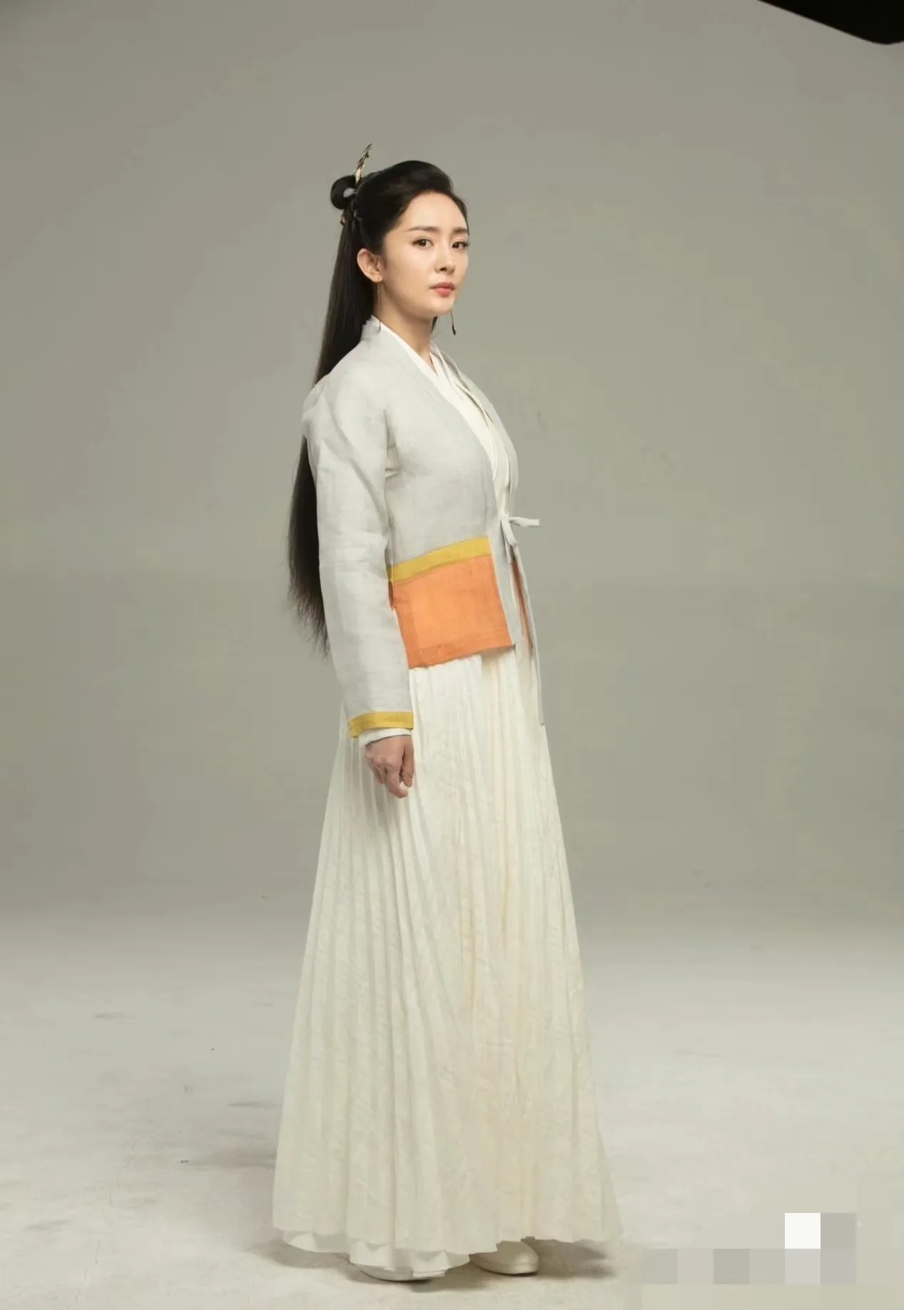 杨幂这组图衣服怎么回事？显得有点壮实。