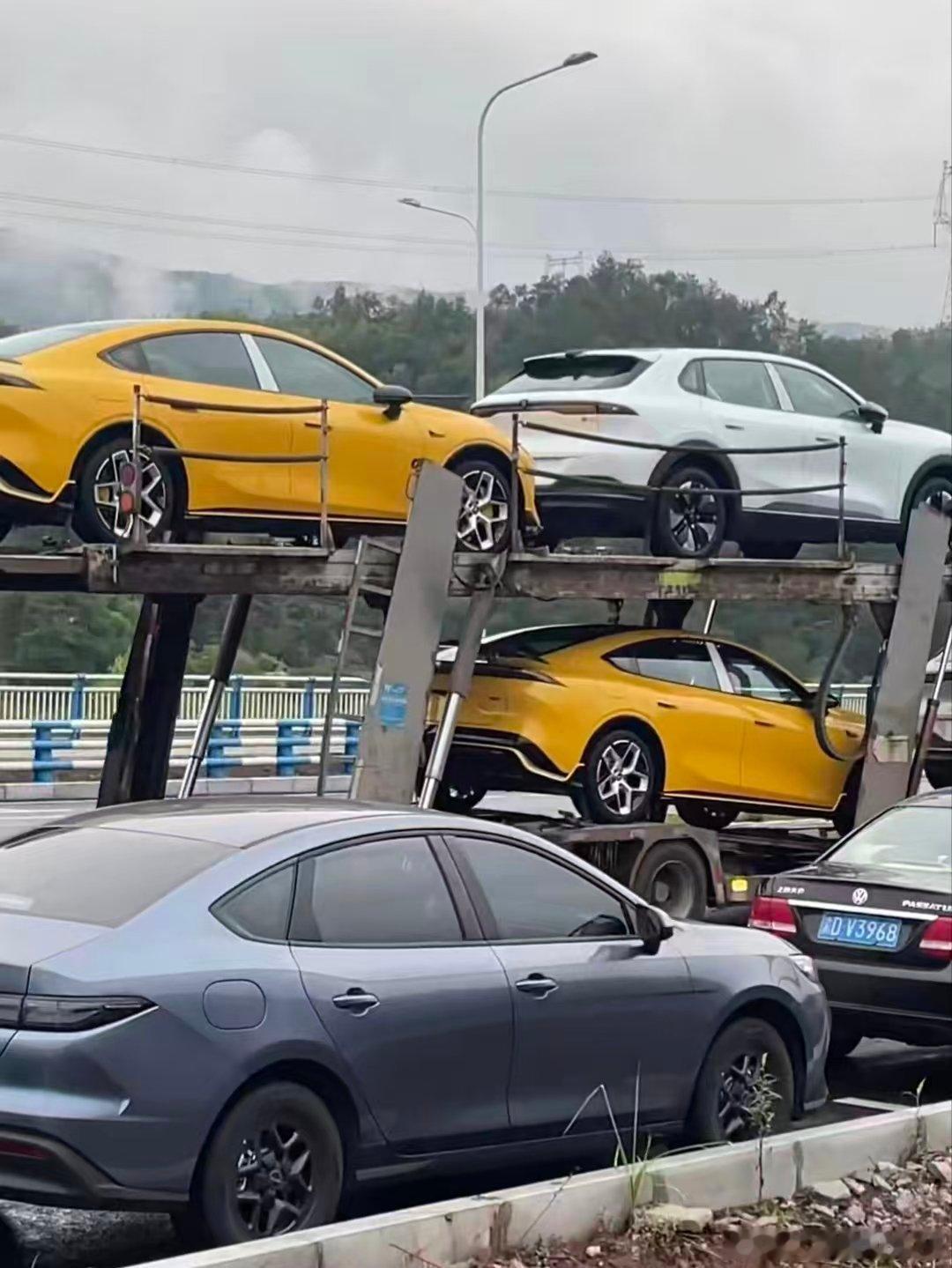 同事想买轿车，作为深蓝车主自然推荐考虑了自己品牌。之前就看过老款l06挺满意，这个新款怎么回事？
前脸新款感觉更好看更酷了一些，座舱和智驾据说也有升级，主要是……这个尾翼有点过分了吧！！整那么帅吗！！！！？？？
我买的时候怎么不整那么酷😭不知道内饰会是啥颜色，估计又要搞新款
 
#深蓝l ​