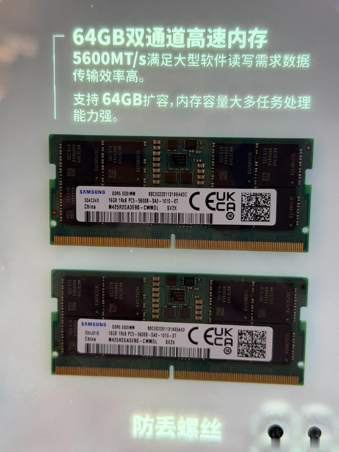 [泪奔][泪奔]ThinkPad店里挂着一个T14p拆机墙，店员应该还没反应过来墙上有俩金条 ​