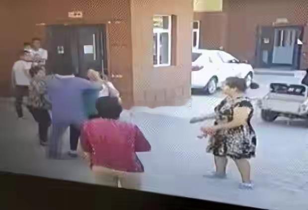 养老院里的“潜规则”：吃绝户与翻床率，撕开了200万老人的真相

截至2025年12月31日，全国60周岁及以上老年人口已达3.2338亿人，占总人口的23%。
其中65周岁及以上人口2.2365亿人，占总人口的15.9%，人均预期寿命升至79.25岁。
在这个庞大群体里，有一小群人的生活场景其实很少被外界看清，那就是常年 ​