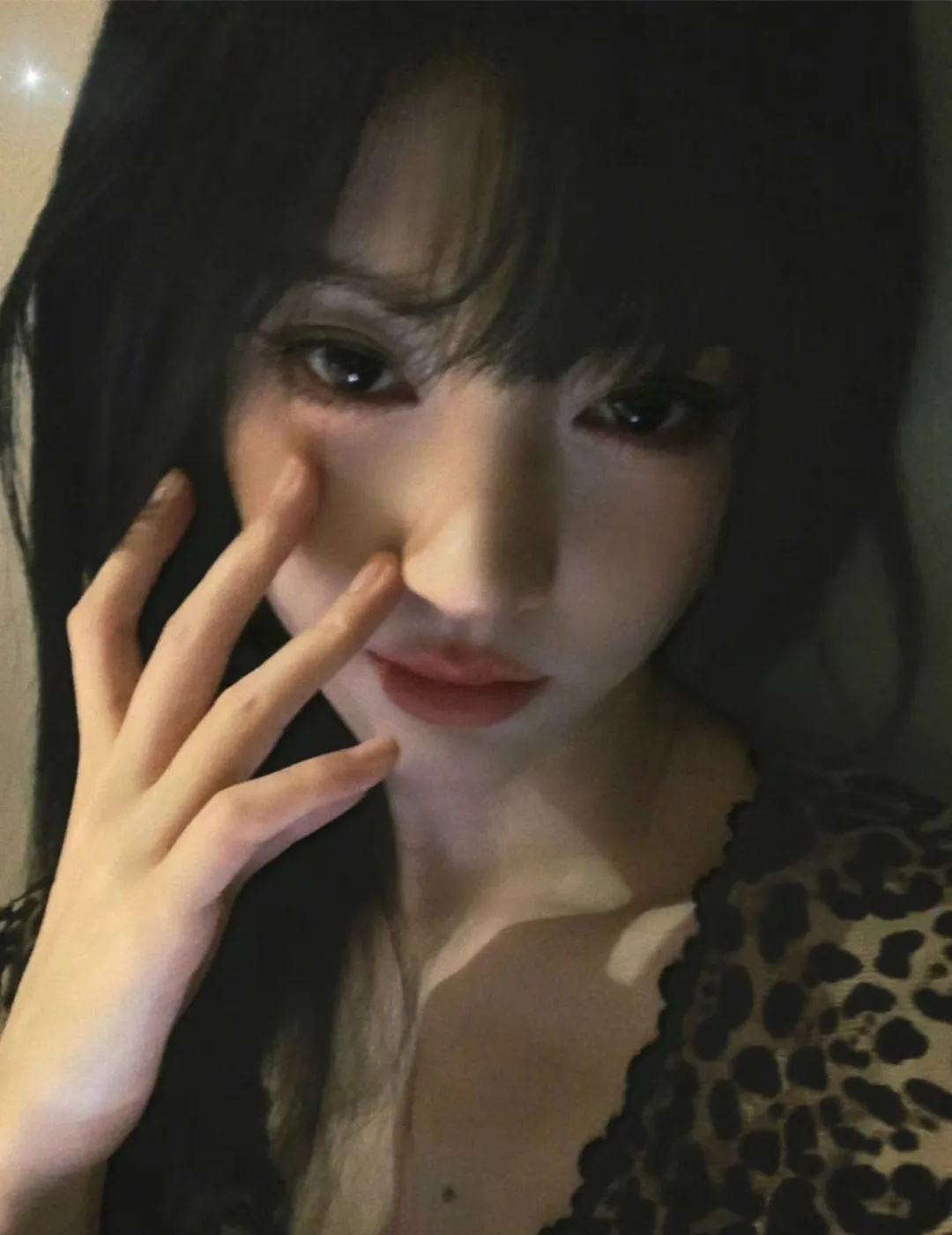 鞠靖祎这豹纹，彰显着美女与野兽的结合！