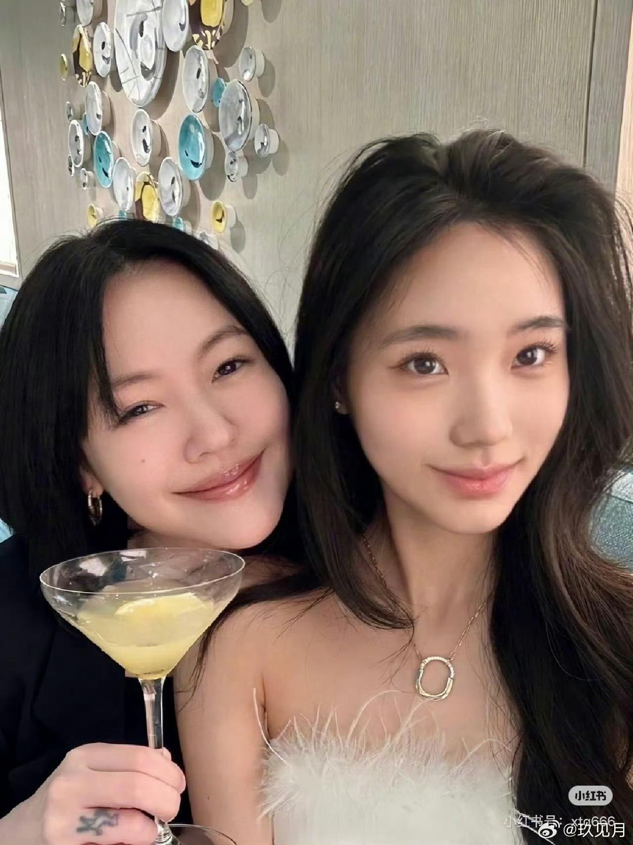 #小S是给自己生了个林志玲吧#没有吧，女儿很像妈妈啊。

仔细看就会发现，眉眼间那股灵动劲儿、笑起来嘴角的弧度，还有那种自带镜头感的松弛，都是小S的影子。网友说像林志玲，大概是因为小姑娘长大了，五官长开了，气质越来越温柔清冷，站在那儿自带一种“女神感”。

但骨子里那股古灵精怪、大大方方 ​