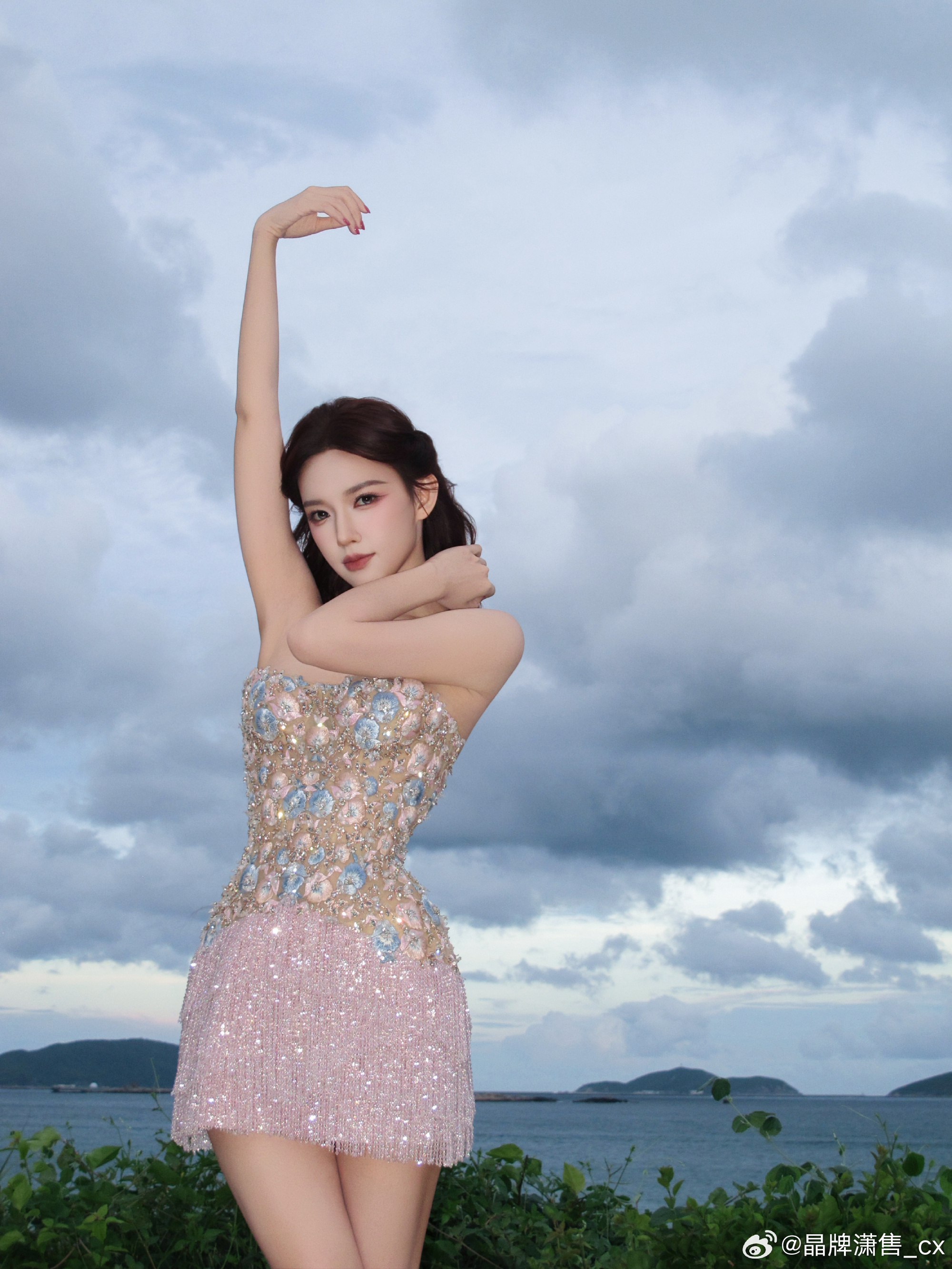 #程潇[超话]# 我爱现在勇敢坚强的你们 也贪你早期的青涩 时常叹息 没有见过那早已绝版的你们 但又心疼你们这一路的苦楚 记忆与早期的你重合那羞涩懵懂的你们 真的长成了一颗参天大树 那天我看着你们的眼睛泛着泪水 我竟然比你们先哭出 但如果没有爱的话 这一路也太难了 ​