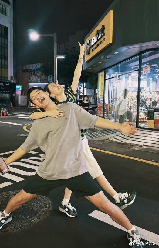 12月4日，在官宣新恋情后，和男友在社交网站晒出与彼此的合照，两人牵手...