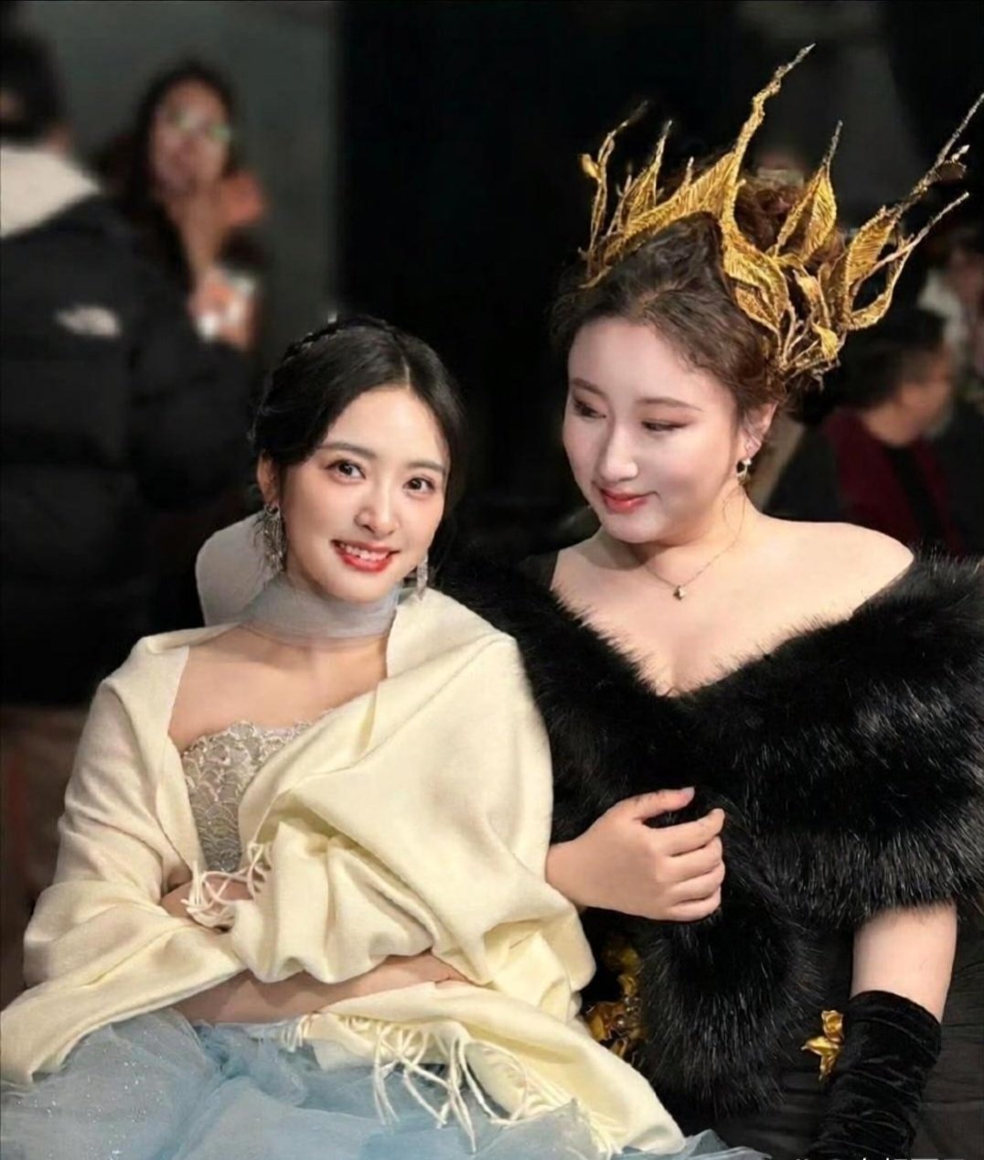 锤娜丽莎发了张和沈月的合照，结果沈月本人跑到评论去回她了 ​