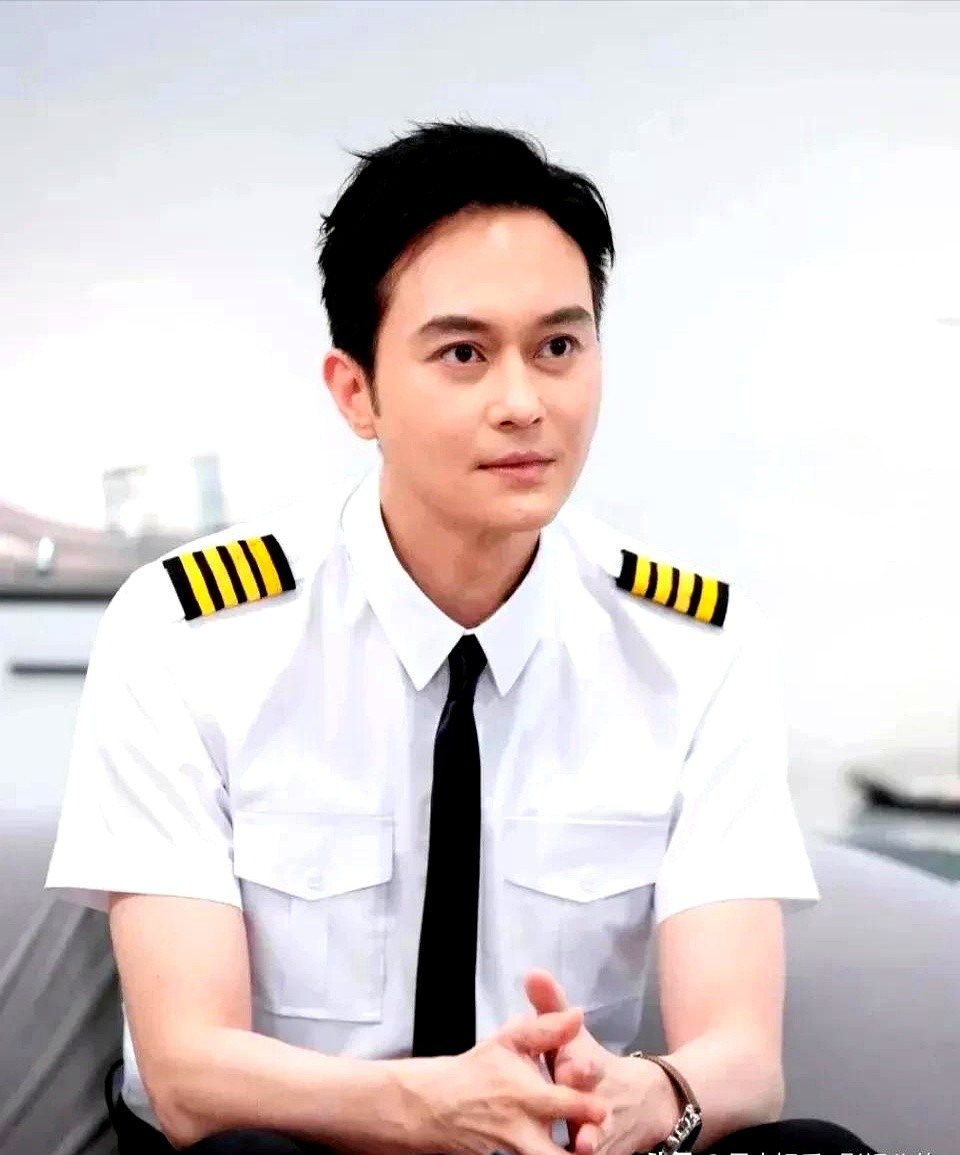 “带儿子跑路和爱上别人，哪个绝对不能原谅？”张智霖突然抛出死局。

袁咏仪脱口而出选了带走儿子。张智霖立马顺杆爬，两手一摊：“你看，我就说爱上别人你是可以原谅的嘛！”

起初袁咏仪死咬“出轨绝不原谅”，张智霖厚着脸皮问凭什么，她冷笑回怼是不是还要包红包恭喜你。

谁知张智霖话锋一转，硬把“亲骨肉”和