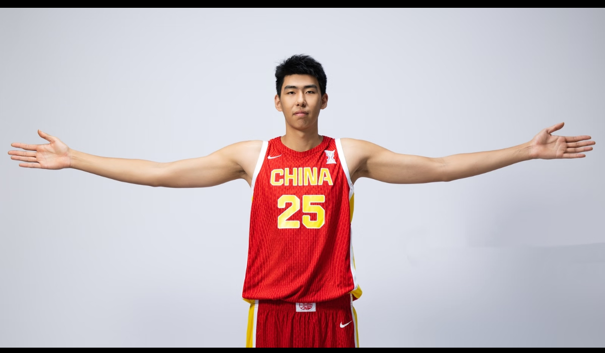 2米26徐昕不去NBA发展联盟，目标直指NCAA！

据北青体育记者宋翔报道，广东宏远与广州龙狮已经就徐昕租借合同解除事宜达成一致，双方都支持徐昕出国打球。目前徐昕的经纪团队正在积极推动他前往NCAA打球，对于NBA发展联盟“并不太感兴趣”。

这位23岁、身高2米26、臂展2米26的广东青训中锋，