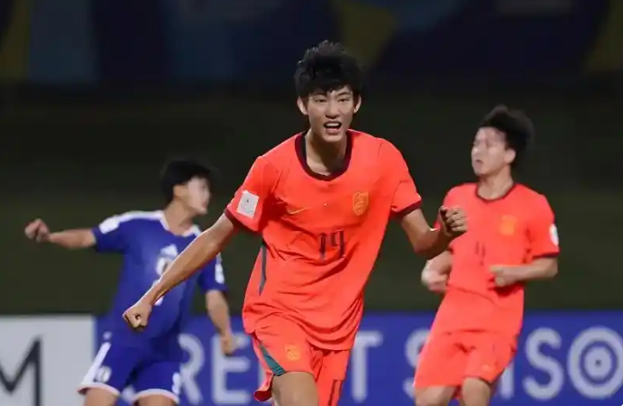 历史首次：高中生入选中国男足国家队！或许这个思路是对的！

赵松源入选国家队，这事在球迷中引起很多人的讨论！

1  赵松源才17岁，这么小的年龄就入选国家队！

2  赵松源没有在任何职业队注册，没有踢过职业联赛！虽然代表中国U系列球队出战，但他没有任何职业队经历！

3  赵松源是个高中生，他是