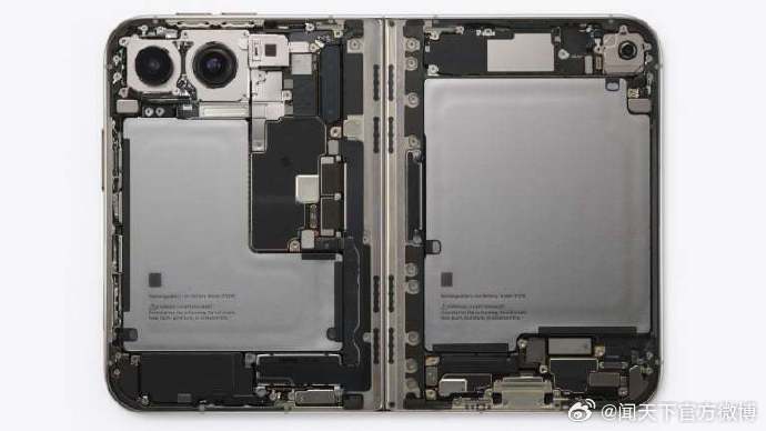 【苹果首款折叠 #iPhoneDuo运行温度高吗#？海外媒体评测汇总】10 月 22 日消息，科技媒体 MacRumors 今天（10 月 22 日）发布博文，围绕着苹果首款折叠 iPhone Duo 的运行温度，梳理汇总了海外媒体和知名自媒体的评价，不过在散热表现上首批媒体评论存在分歧。有评测者认为机身仅是“温热”，也有评测 ​