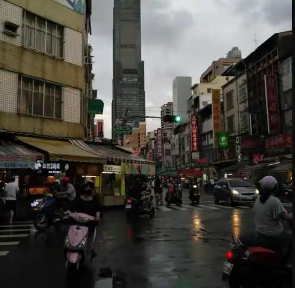 8年6个月，刑满驱逐出境。

这是中国台湾高雄一起案子的二审结果，被告是一名印度籍工程师。

上诉被驳回，维持原判。

事情发生在2025年1月，凌晨五点，天还没亮。

他在街上盯上一个女扮男装独自回家的人，一路尾随进了大楼。

电梯里，他说自己上五楼找朋友。

对方没多想，他就这样进了租屋区域。