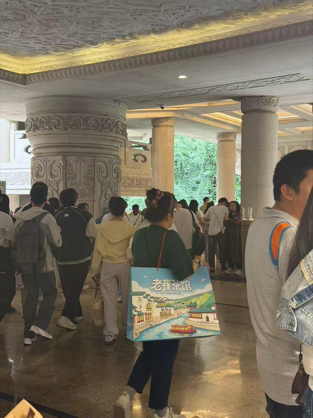 中国人一放假就像蒲公英一样散开了一到假期，牛首山的游客就多了起来。 ​​​