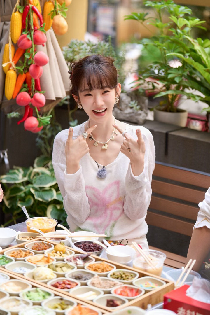 #张艺凡被折耳根打了#妈呀，折耳根真的是美食界的分水岭，张艺凡这个样子完全演我，表情都管理不住了，贵州人对折耳根的热爱真的不是盖的！ ​