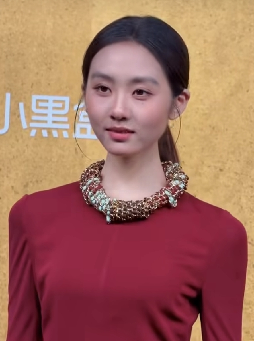黄多多终于进入娱乐圈了，
说真的她能红的几率不大，原因也很简单，没有妈妈漂亮。
这次亮相红毯，无论是表情还是礼服都挺拉胯的，她适合走文艺风，文艺现在有不出圈，爆不出来流量。
走小花路线，和黄杨钿甜，邓恩熙比，颜值没优势，你们觉得能红吗？