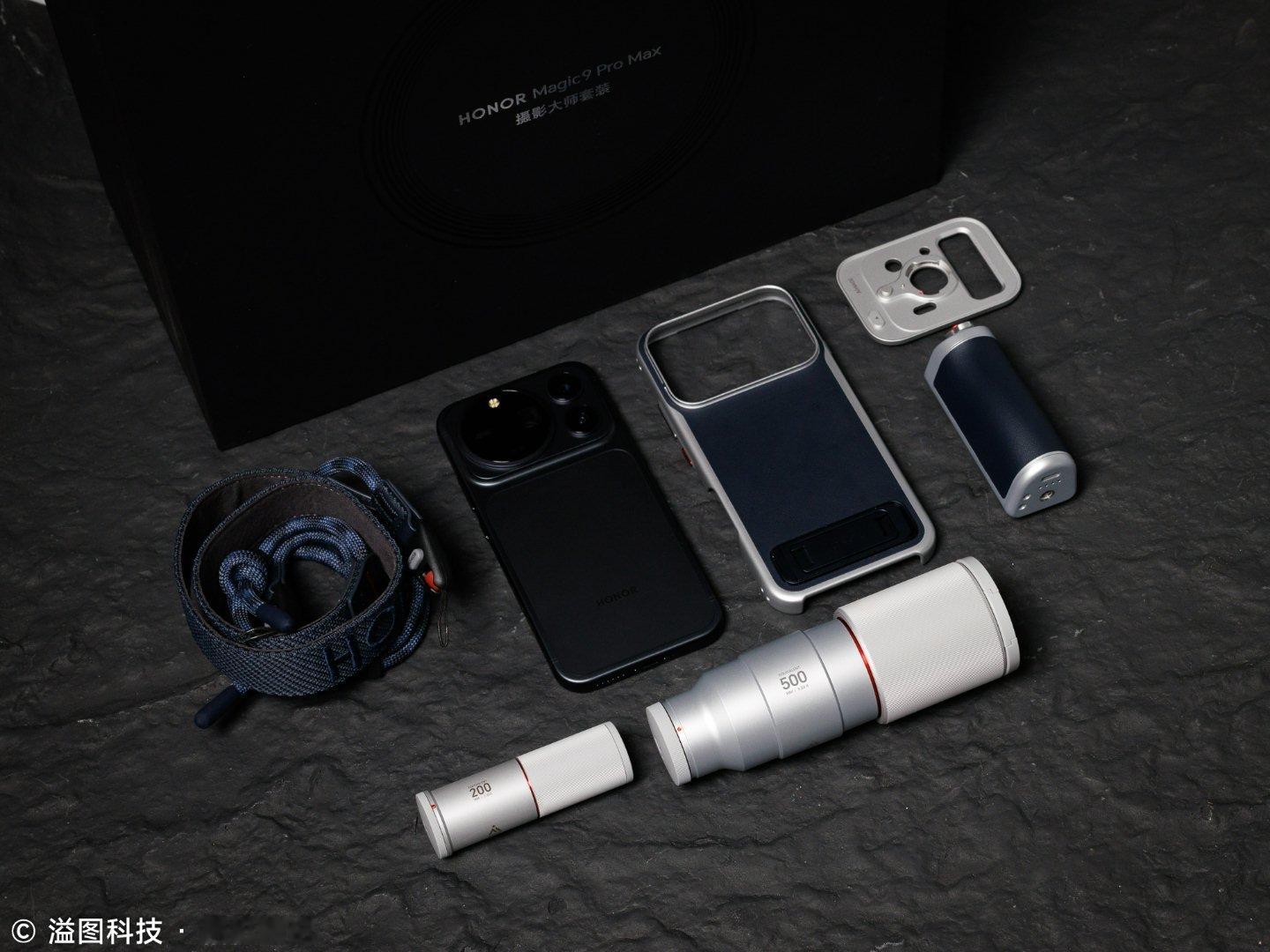 Magic 9 Pro Max广角相机的传感器规格与Robot Phone一样，都是1/1.28约200MP。但镜头是重新做的，
6.99mm F1.57 OIS，等效24mm。

长焦规格是1/1.4约200MP、22.48mm F2.6、等效85mm。关注手机的朋友应该不会对22.48mm感到陌生。

超广就还是1/2.76约50MP和1.82mm F2，规格不高但等效12mm足够广。

在增 ​