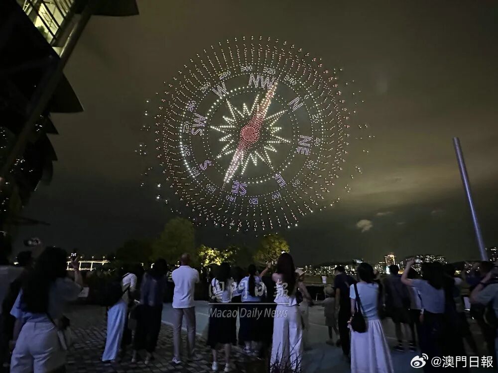 澳门国际烟花比赛汇演，巴西与瑞士昨晚率先登场，加入无人机表演齐献艺。 ​