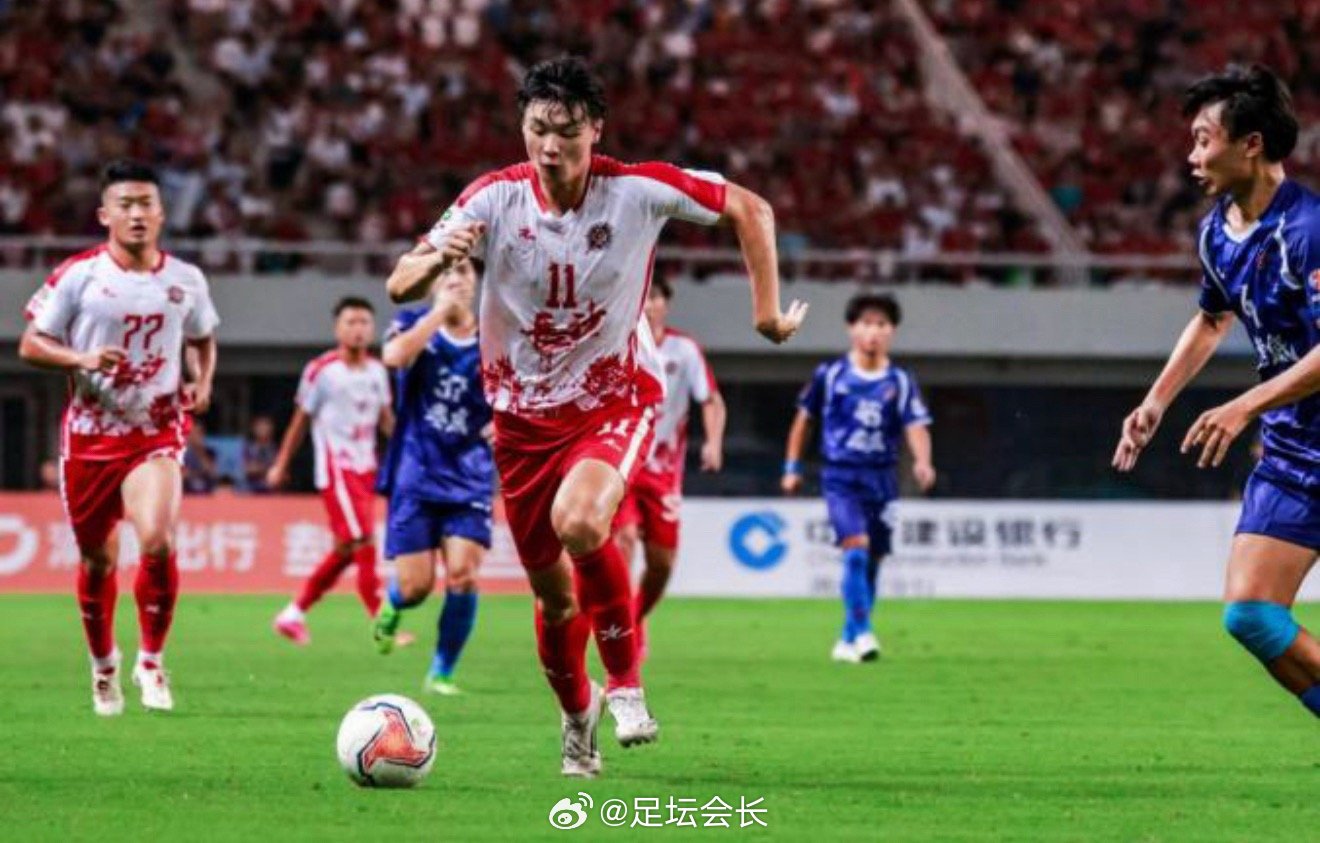 #湘超# 2026湘超常规赛第五轮烽烟再起！四轮战罢，张家界与郴州两队至今未尝胜绩。两支深陷泥潭、急需走出低谷的队伍狭路相逢，一场生死抢分大战即将打响！谁能打破不胜魔咒，拿下赛季首胜迎来转机？ ​
