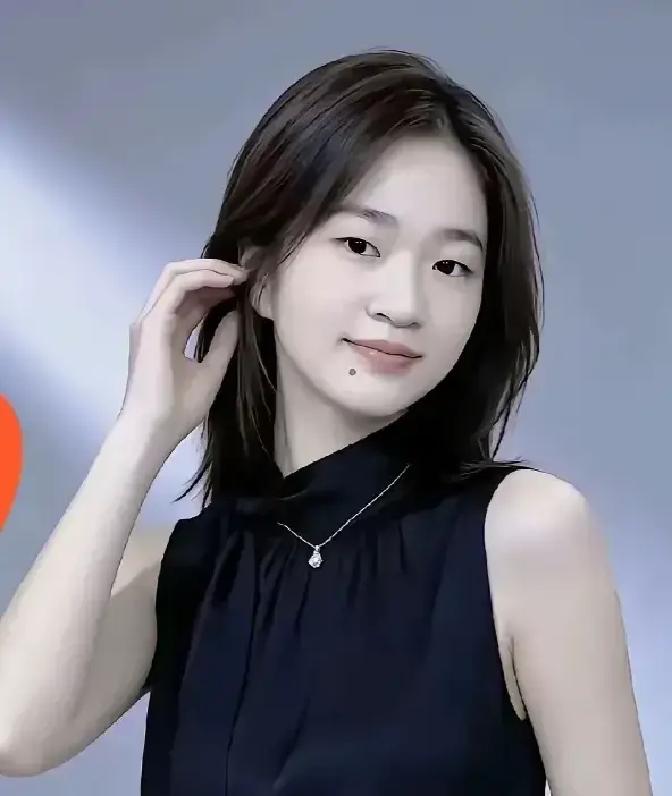 深圳男篮输给北汽之后，贺希宁的社交账号评论区彻底被翻了底朝天，甚至逼得他连夜关了评论。
有人哪壶不开提哪壶，直接把当年他和沈梓捷在替补席内讧、摔毛巾回更衣室的烂谷子全抖了出来。问得那叫一个刺耳，甚至还扯上了当时其他队友怎么劝架、私下怎么承诺搞走别人的传言。
职业球员遇到这种带节奏的，平时要么装看