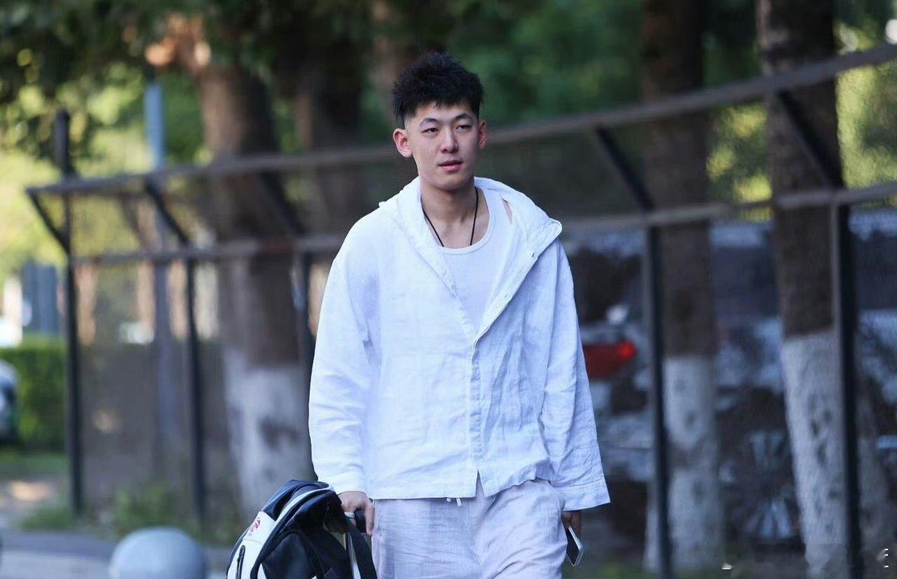 今日辽篮新闻汇总如下:
1. 辽篮赴葫芦岛，备战北控热身赛。
2. 克里斯、爱德华兹随队，迎来首秀。
3. 库珀延后，网传下周一抵沈阳。
4. 爱德华兹妻儿已到沈阳。
5. 梅奥带队：U14北区第1，U16北区第2，U15全国第6。
6. 辽青球员柳清瀚U14场均41.5分，发挥亮眼。
7. 前辽篮外援莫兰德社媒晒训练照。
8.  ​
