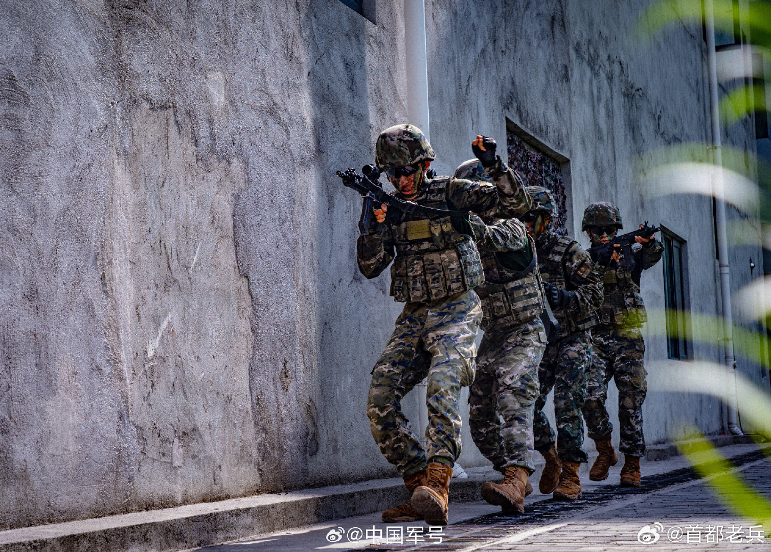 【满屏战斗力！#直击武警侦察训练高燃现场#】近日，武警第二机动总队某支队围绕侦察筹划、侦察监视、战斗体能及侦战行动等8个课目，组织“强化周”训练，全面检验官兵精准侦察与高效作战水平。#点赞人民军队# ​