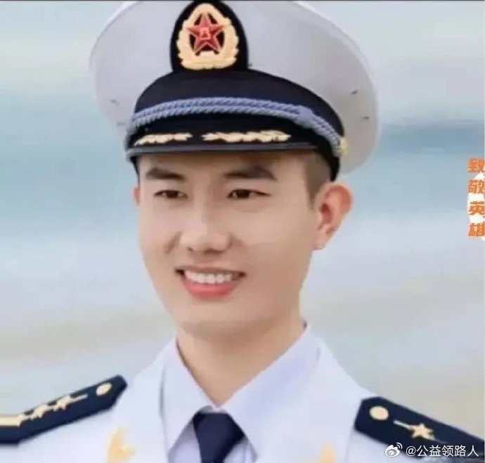 郑福浩，山东聊城东阿籍，海军飞行员；22年3月在夜间实战训练时壮烈牺牲，时年仅30岁！  
中国无战事，军人有牺牲！ 向英雄致敬！ ​​​