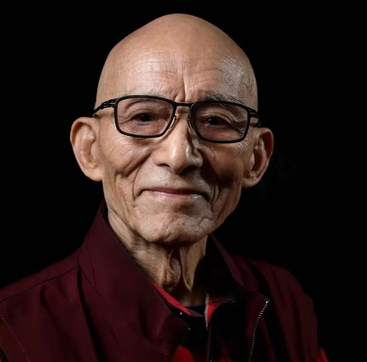 原名少有人知，龙套深耕半生，92岁游本昌活成人生修行

说起游本昌，大多数人脑子里跳出来的是两个画面：一个是破扇子破帽子的济公，一个是《繁花》里那个眼神全是戏的爷叔。

可翻完他的身世档案才发现，这位92岁的老爷子，人生远比两个角色厚重得多。

他原本不姓游，姓叶。

祖父姓叶，入赘游家，所以幼年户