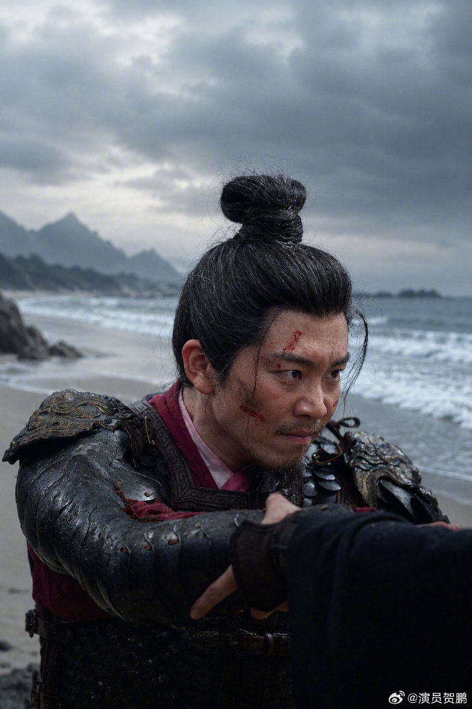 #贺鹏发长文告别袁绍辉# 演员贺鹏发文告别《兰香如故》角色袁绍辉，称其戎马一生、为国捐躯，尽孝尽忠，有至交凤台，唯一遗憾是夫人和女儿。如果有来生，管他什么枷锁，好好活下去，活得轻松点。（via.演员贺鹏）#刘学义回复贺鹏# ​