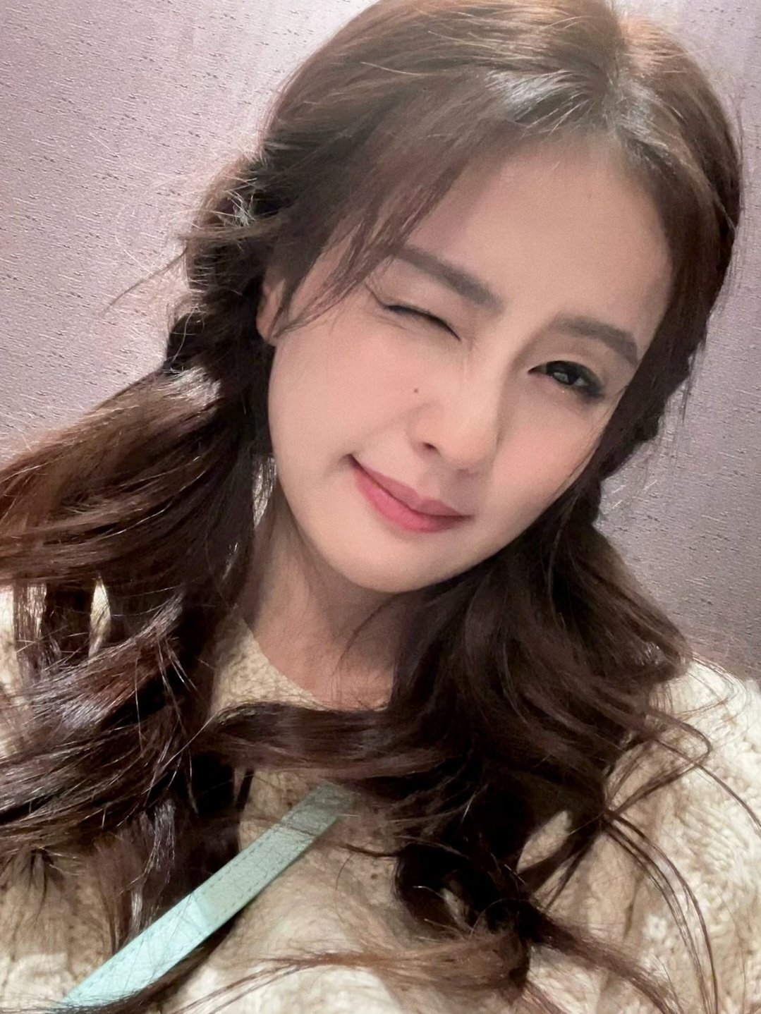 #白鹿[超话]##莫离# 

“我说爱是细腻的小雨，那些平平淡淡的日子有人陪着我的话，我想这是幸福也是那淡淡的花香。”

​