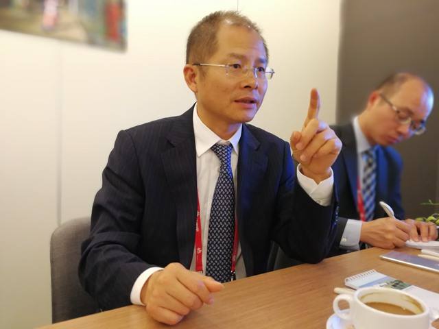 华为在中国AI芯片市场的份额，终于把“窗户纸”捅破了。10月初，华为轮值董事长徐直军在全联接大会后直言：从华为能统计到的数据看，昇腾在中国市场的份额已经超过英伟达。

更引人关注的是，市场机构给出了“更具体的画面”。他们推算到2026年，昇腾在中国AI芯片市场份额可能达到50%，英伟达会被压到8%。