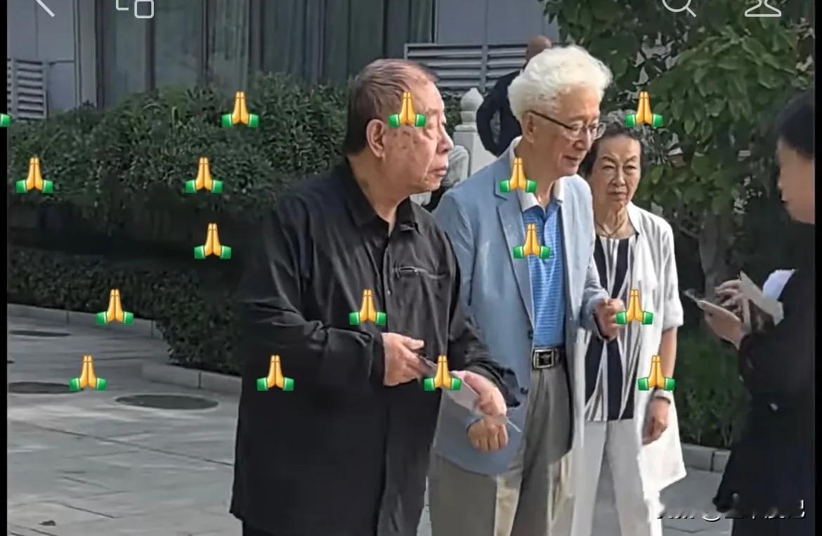敬一丹老师的告别仪式上，满场都是从各处赶来的央视新旧同事。

从头发全白的耄耋前辈，到久未露面的中生代，再到活跃在台前的年轻主持人，不同代际的媒体人聚在了告别厅，并且不少网友都直呼这份好人缘是太过难得的了。

这场仪式是亲友送敬一丹走最后一程的公开活动，在名单曝光出来之后，几乎所有人都在感慨她一生待