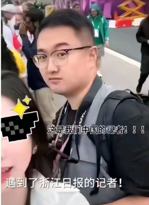 王楚钦的球拍被踩断这件事，已经过去整整两年了。可直到今天，杭州亚运会展览馆里摆着他的金牌，却没人站出来说一句“对不起”。球迷们要的从来不是一块玻璃柜里的展品，而是一个明明白白的交代。

那个叫姚颖康的浙江记者，编号3488，当时一脚踩上去的时候，可曾想过这一脚踩碎的不只是一块球拍？那是王楚钦征战奥运