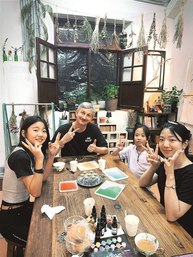 厦门城市文明讲述人　走街串巷拍短视频、举办法语沙龙、分享亲手制作的法国...