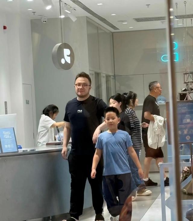 64岁宋丹丹穿工装裤跟71岁老公逛街像小姑娘，儿媳跟她有说有笑像姐妹，网友直呼苦尽甘来这才是享福的样子 ​