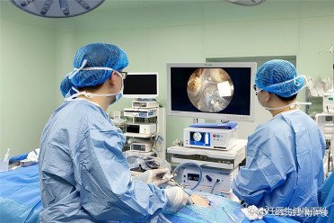 希望病人和医生在这一问题上高度统一。
【一手术人废了？提醒：这6种疾病保守治疗更好，动刀反而过度医疗】“能吃药就别打针，能打针就别输液。”这句从爷爷奶奶辈就传下来的"就医铁律"，你一定听过，甚至也挂在嘴...
