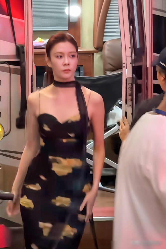 宋妍霏穿着吊带裙在佛山拍夜戏，评论区却没人聊剧，全在问她跟窦靖童到底什么关系。
这部《爱在无尽夏》班底挺硬，导演韩琰拍过《风犬少年的天空》，丁禹兮孟子义领衔，宋妍霏只是特别出演。
结果现在每条路透底下，画风都是她跟窦靖童是不是真的。
从阿那亚音乐节同框到现在，当事人愣是没吭一声。越不回应，瓜越