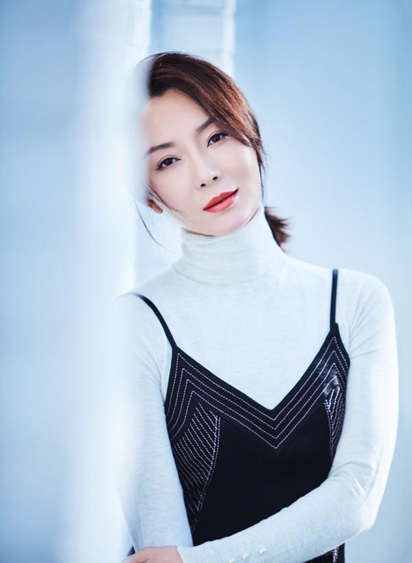 曾黎坦言或许终身不婚！美貌与年龄成为择偶阻碍，幸福主义撕开多少人的婚恋枷锁
 
前言
中戏96班走出一众实力女演员，曾黎始终是圈内公认颜值出众的一位 。岁月流转，身边同窗大多步入婚姻组建家庭。她依旧维持独属于自己的生活节奏。各类访谈节目、媒体专访之中，她直面大众最关心的婚恋话题，毫不遮掩内心真实想法