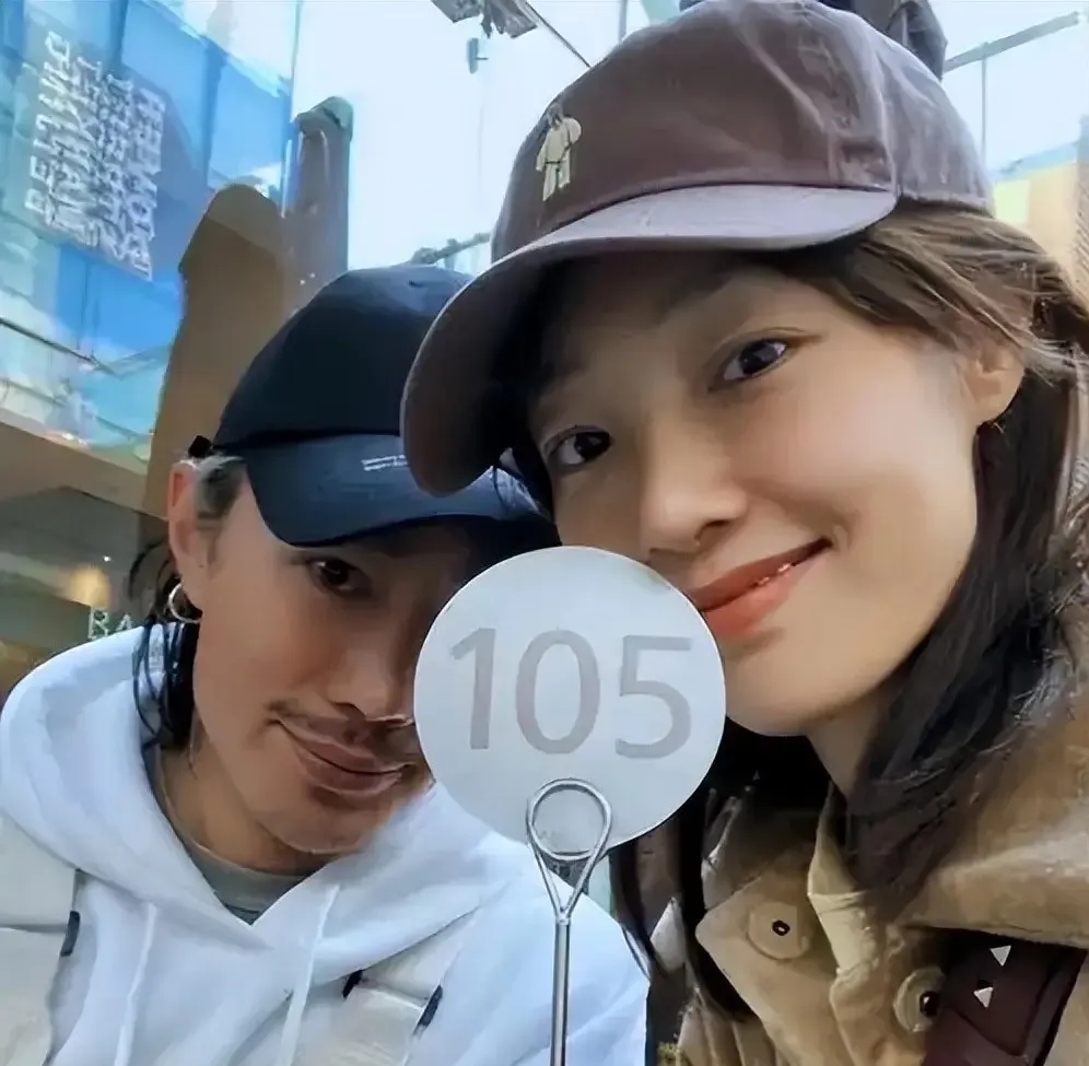 白百何热搜挂一天，冷处理没能压下舆论！
 
10月29日，白百何稳稳在热搜上待了一整天，有镜头拍到她和一名男子街头牵手，紧接着她和张思麟婚变的说法开始传开。
 
面对各种猜测，白百何这边选择不发声，打算冷处理，可这一招这次不太管用，话题热度一直降不下去，就连多年前的背带裤旧路透，都被网友翻出来重新讨