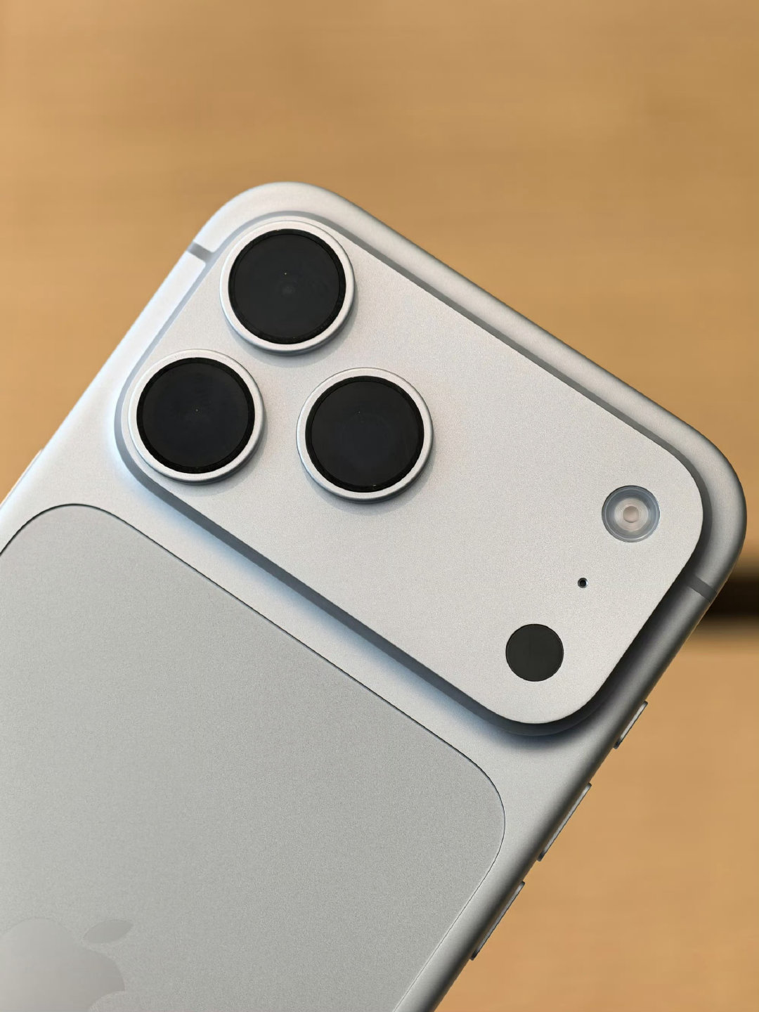 看着怎么样喜欢也喜欢不起来的 iPhone 18 Pro Max 的新颜色，觉得现在买一个 17 Pro Max 2TB 是最好的选择[笑cry]#iPhone18ProMax1T翻车# ​