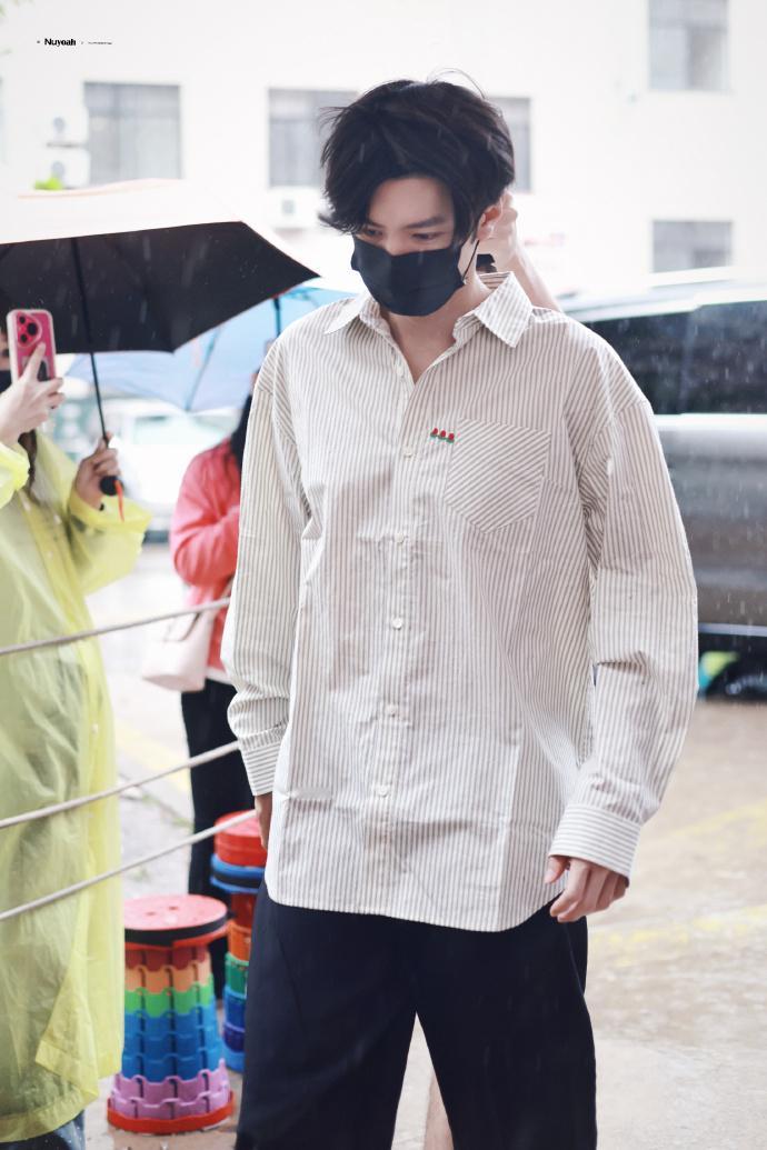 陈哲远521穿玫瑰条纹衬衫进妆 ​​​