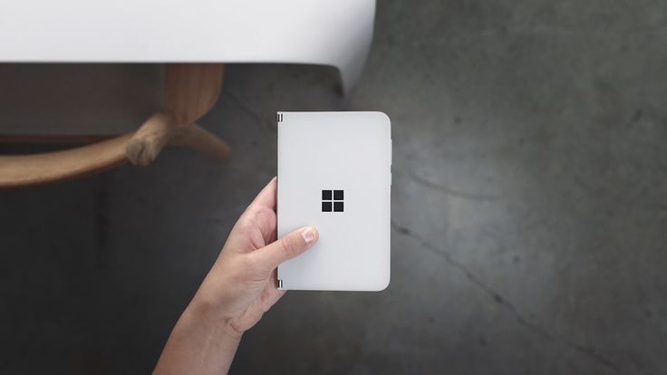 提起 Duo，就不得不拿出微软的 Surface Duo 来说一说了，这形态，放在现在都是无敌的存在，就是续航拉跨，系统不行，别忘了这都是十多年前的东西了，一直认为这设计是超时代的存在，对苹果的东西，我实际是没什么太大的感觉的，但我一直是 Surface 迷，Surface 的任何东西我都想买。#猴大宝的潮玩# ​