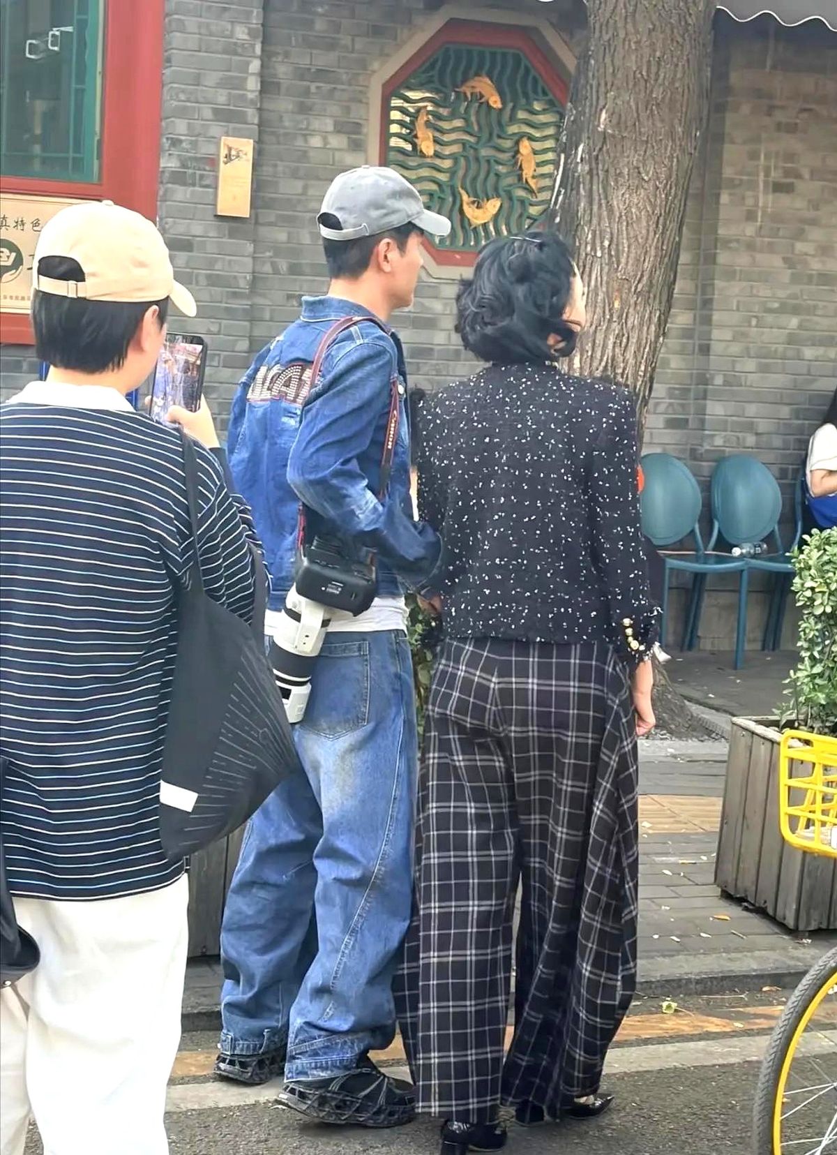 脱掉勒人的收口裙，换上一身宽松便服，程莉莎这次露面，直接把不少网友看愣了。

没有抹得死白的粉底，眼角有了细纹，头发也只是随手一扎。评论区有人嚷嚷“小娇妻滤镜碎了一地”，可仔细看她挽着郭晓东的手，步子迈得比谁都踏实。

以前在镜头前时刻端着，连笑都要嘴角扬起标准弧度，看着都替她累。人过中年才明白，天