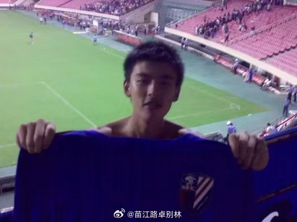 看着这两天满屏关于申花的各种新闻和争论，真的看累了，也有些无力感，突然回忆起十几年前发生的一件小事。
我是2010年第一次走进申花主场的，在此之前我只是一个普通的喜欢踢足球的初中生，而促使我第一次去现场看申花的，有很大因素是发生在前一年的一个小插曲。
特地用AI查了下，是2009年9月12号周 ​