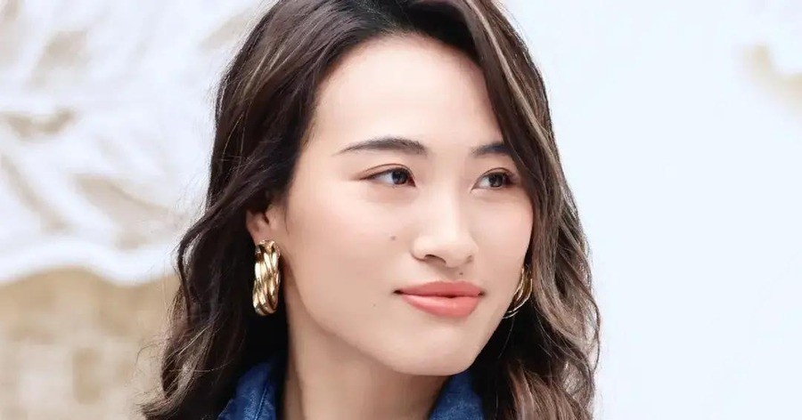 2026年9月，莱巴金娜在美网决赛拿走550万美元，坐上WTA世界第一。两周后在北京中网，她作为头号种子，第一场比赛被世界排名第118位的查拉耶娃逆转淘汰。这是她登顶后的第一场比赛。
世界第一的椅子，坐上去第一场就摔了
中网那场球，莱巴金娜6-3先赢一盘，然后4-6、3-6被翻盘。对手查拉耶娃排名1