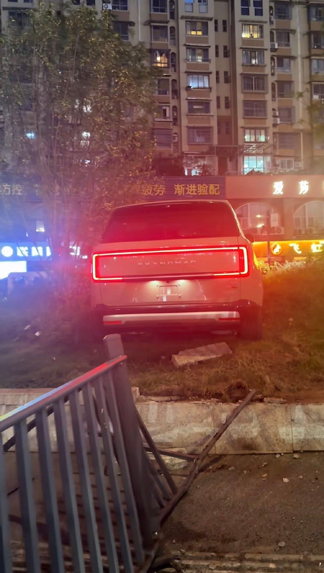 这么高都能上去，说明越野能力很好[污] ​